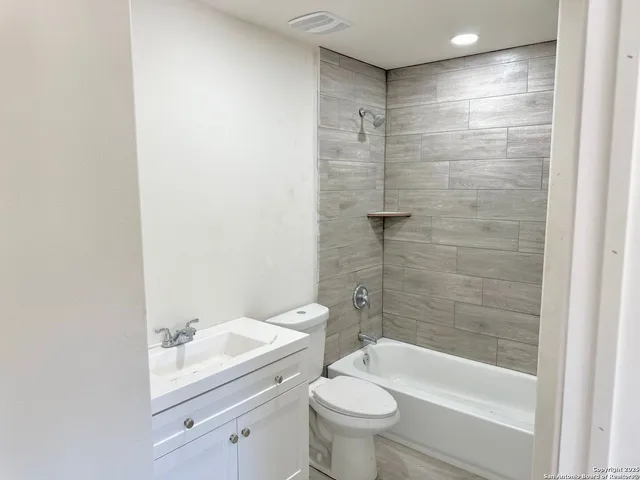 $1,550 | 701 Burr Oak Lane, Canyon Lake, TX 78133