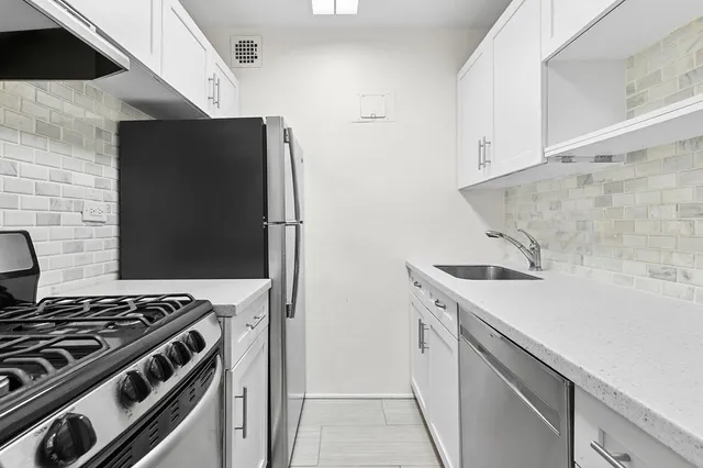 $575,000 | 209 East 56th Street, Unit 5E | Midtown East