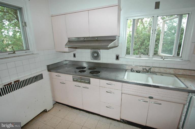 641 Aldershot Road Baltimore, MD 21229 - Photo 3 of 13 Kitchen