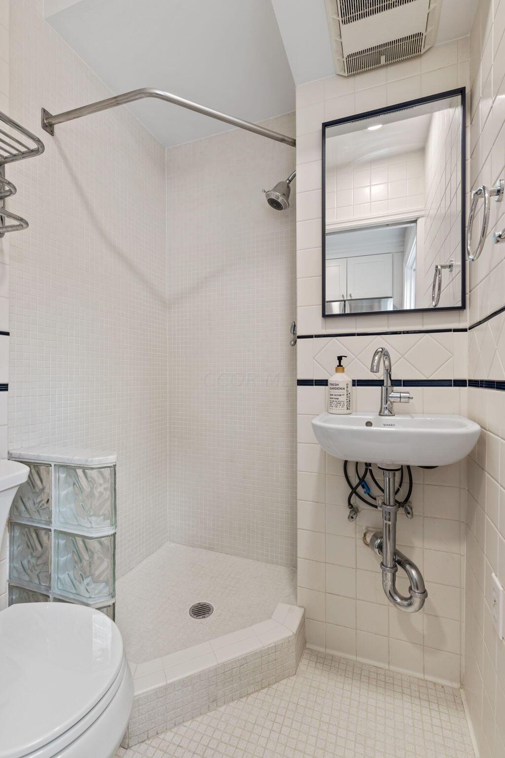 154 Richards Road Columbus, OH 43214 - Photo 26 of 44 Level 1 Full Bathroom