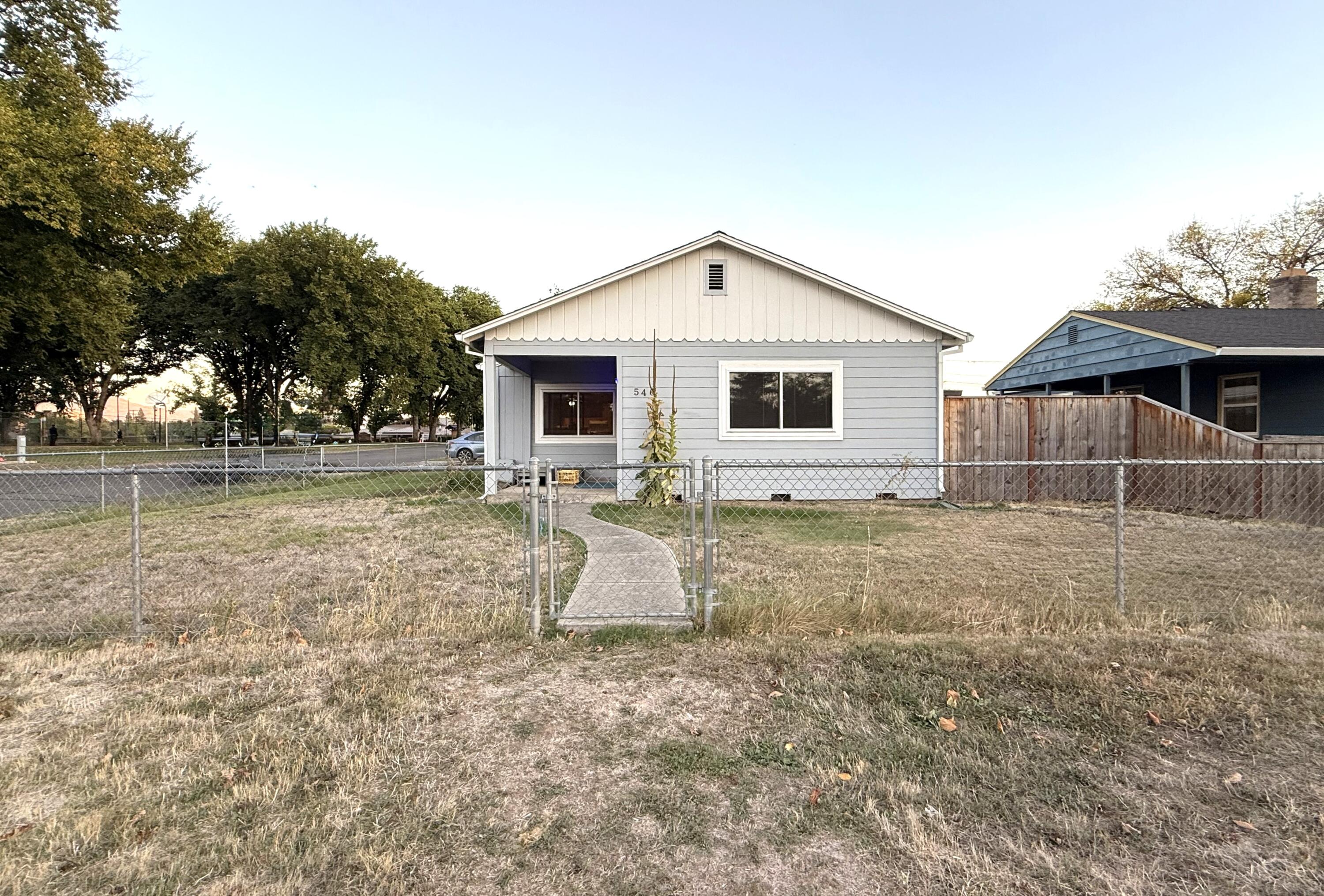 546 Laurel Street Central Point, OR 97502 - Photo 2 of 18 front yard