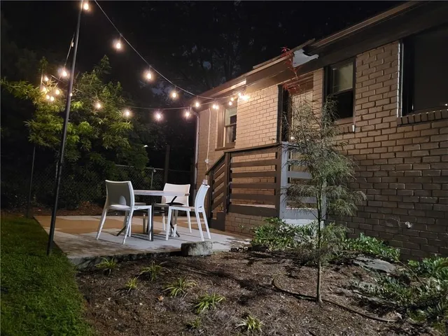 a view of a yard in front of the house