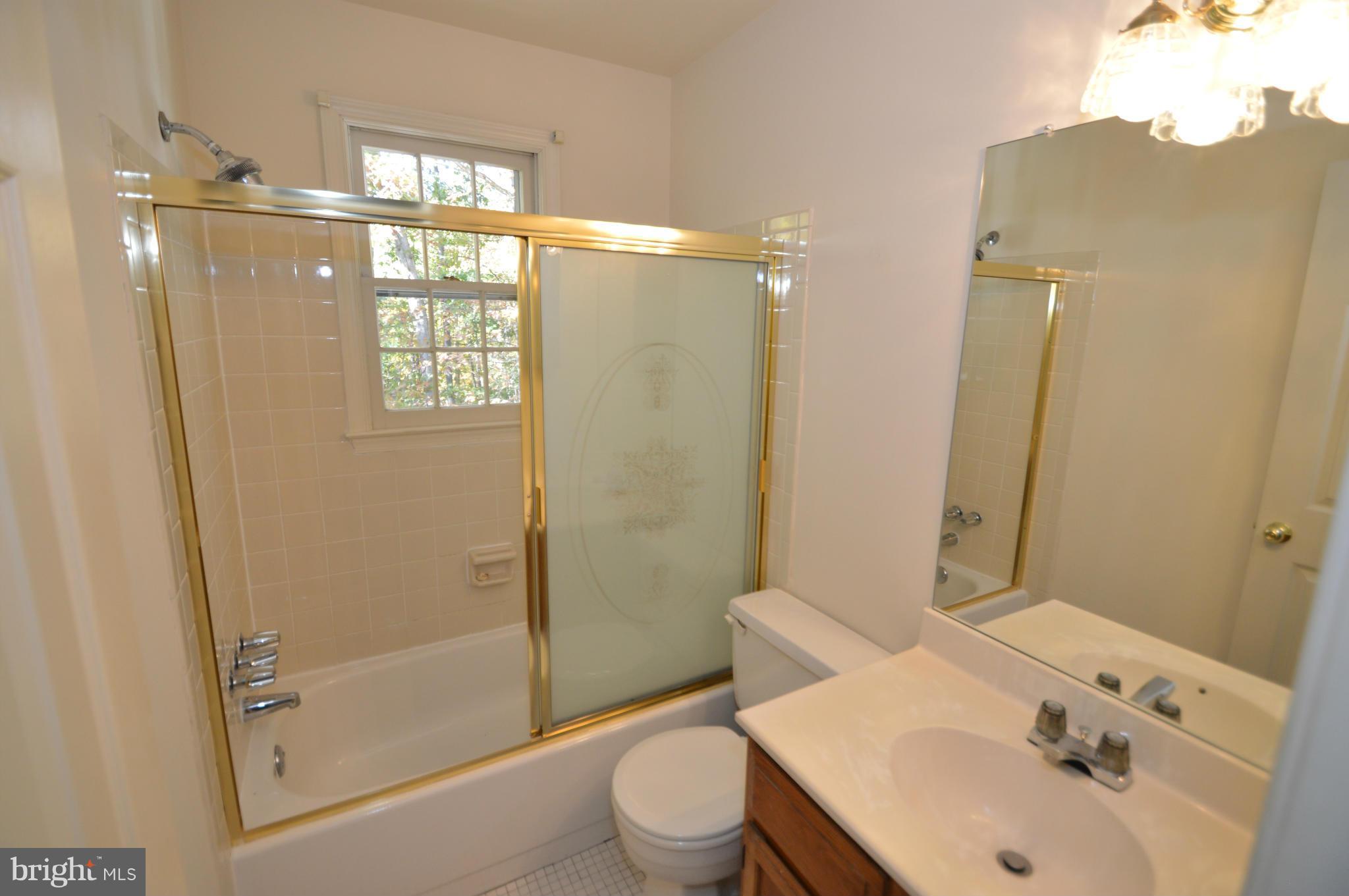 8014 Diving Cliff Lane Springfield, VA 22153 - Photo 12 of 19 Bath