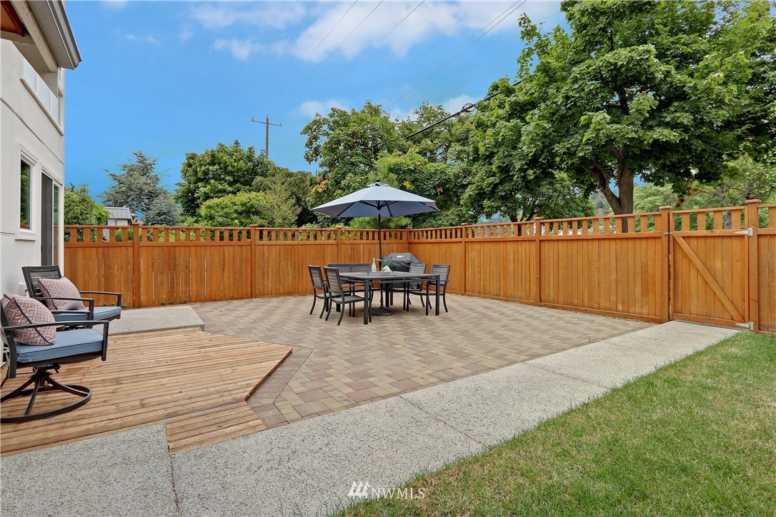 2771 59th Avenue Southwest Seattle, WA 98116 - Photo 2 of 23