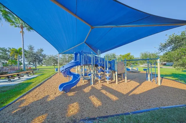 a view of a house with backyard and garden