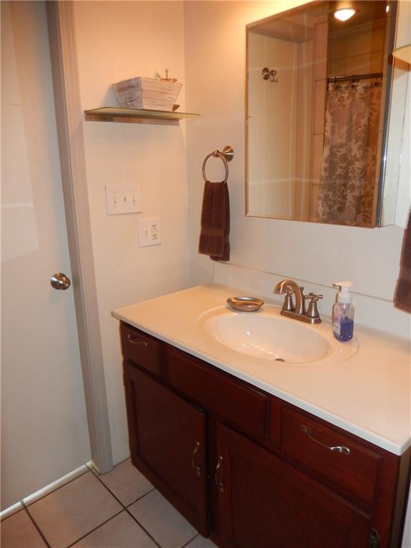333 Bridgeport Road Mount Pleasant, PA 15666 - Photo 10 of 20 Full bath with plenty of vanity space