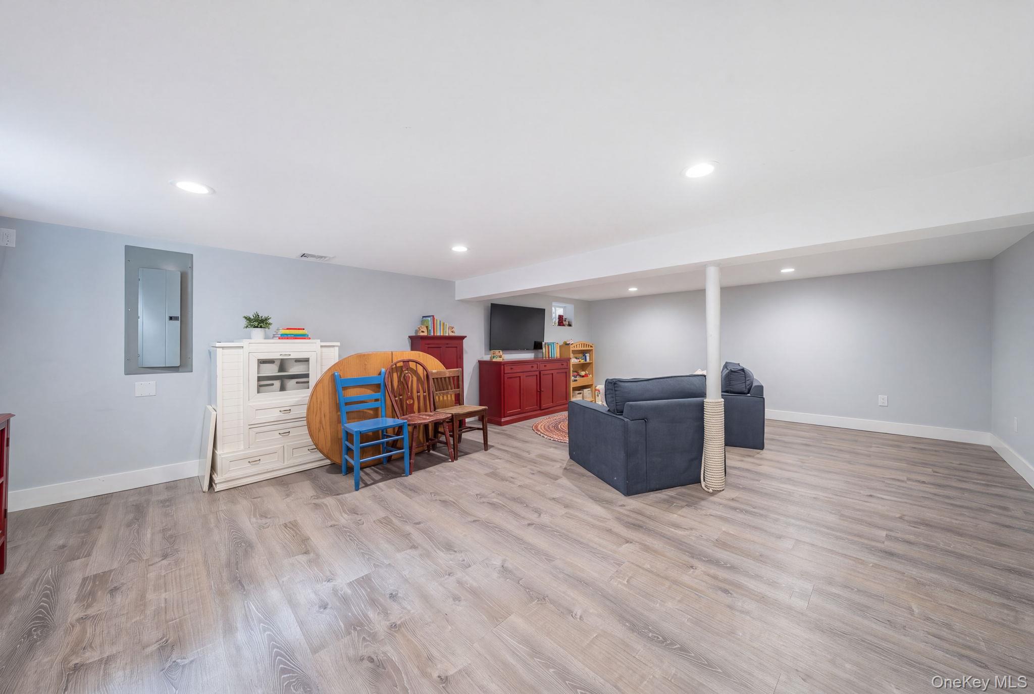 38 Middle Neck Road Port Washington, NY 11050 - Photo 13 of 25 Gallery Image 13