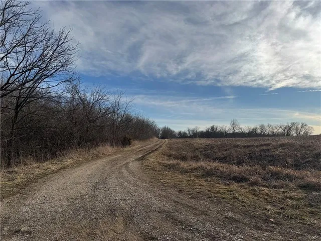 $850,000 | 10009 Northeast County Road 13004, Urich, MO 64788
