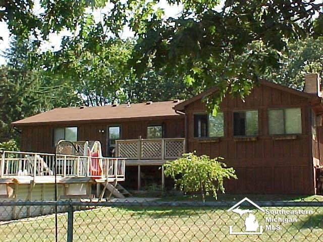 9133 Oakridge Road Temperance, MI 48182 - Photo 2 of 23 31361342-1.JPG