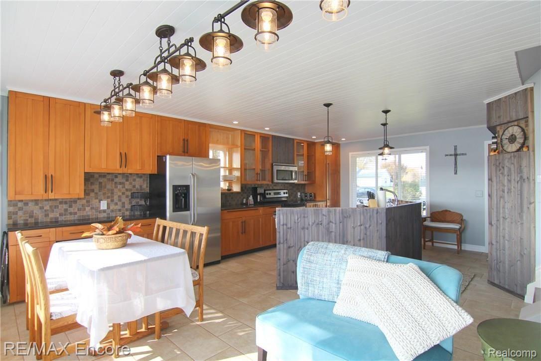 8635 Waumegah Road Clarkston, MI 48348 - Photo 28 of 50 Waumegah Rd Kitchen.jpg
