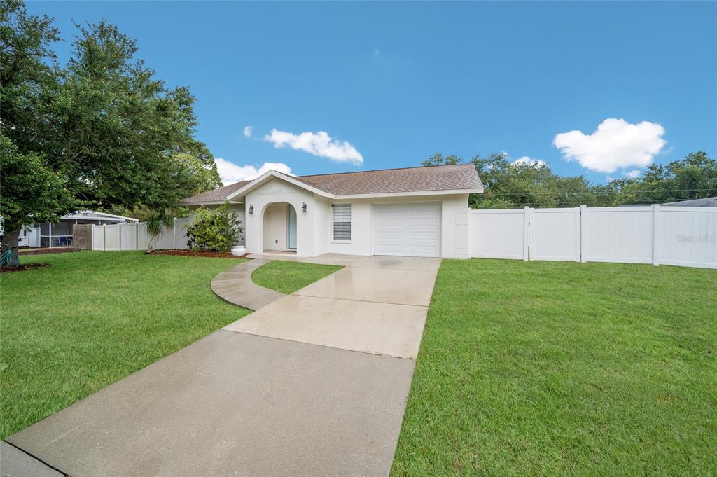 643 Mobile Road Venice, FL 34293 - Photo 2 of 30