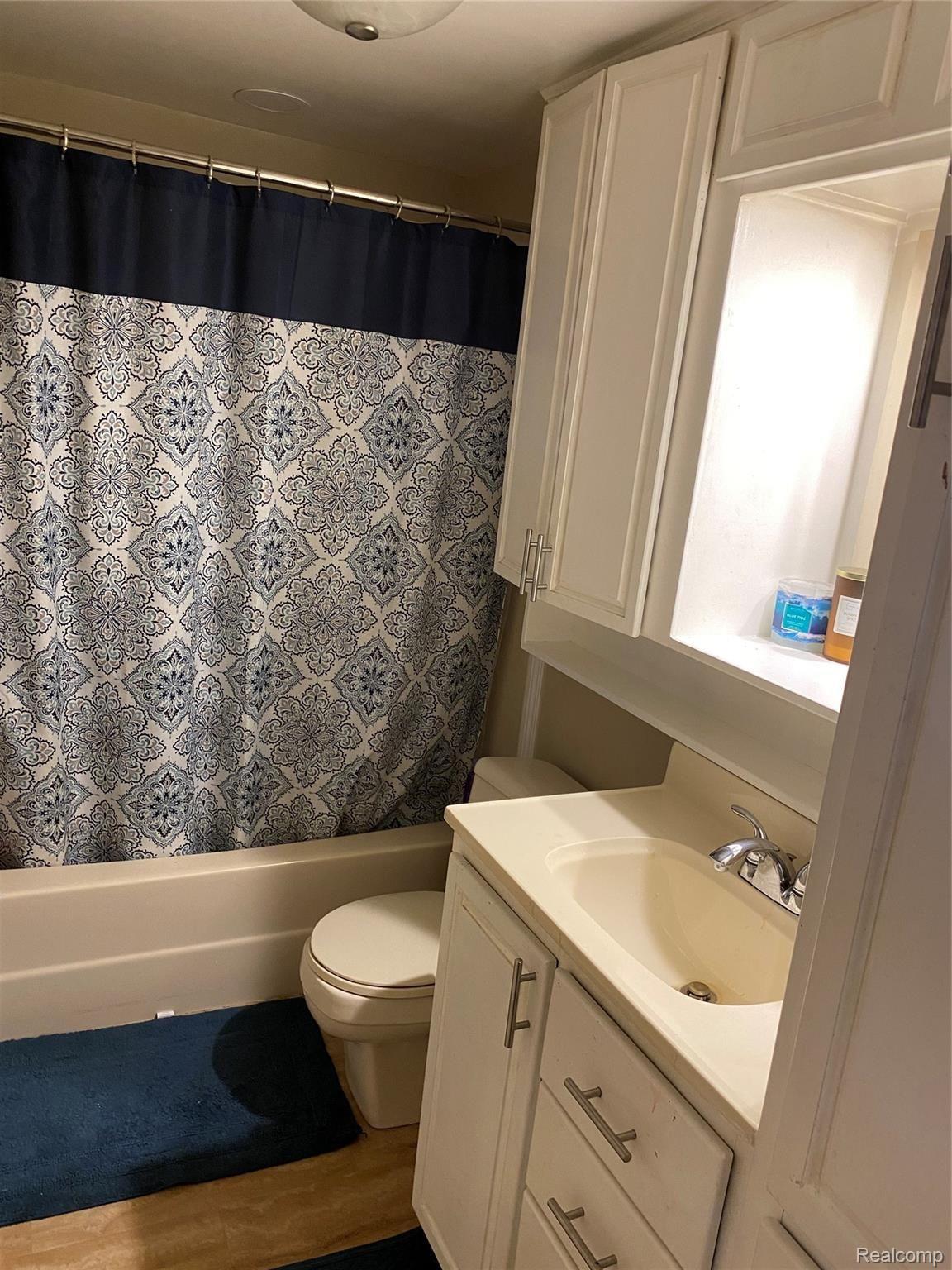 5321 Flushing Road Flushing, MI 48433 - Photo 10 of 19 bathroom 2.jpg