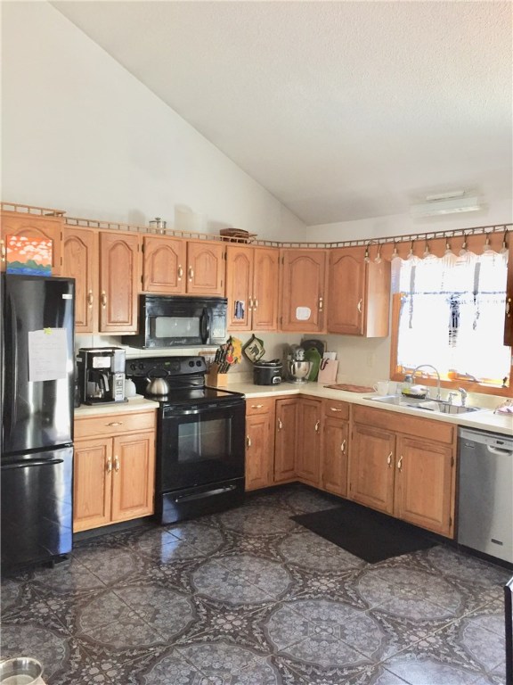 137 Kenyon Road Tiverton, RI 02878 - Photo 3 of 19