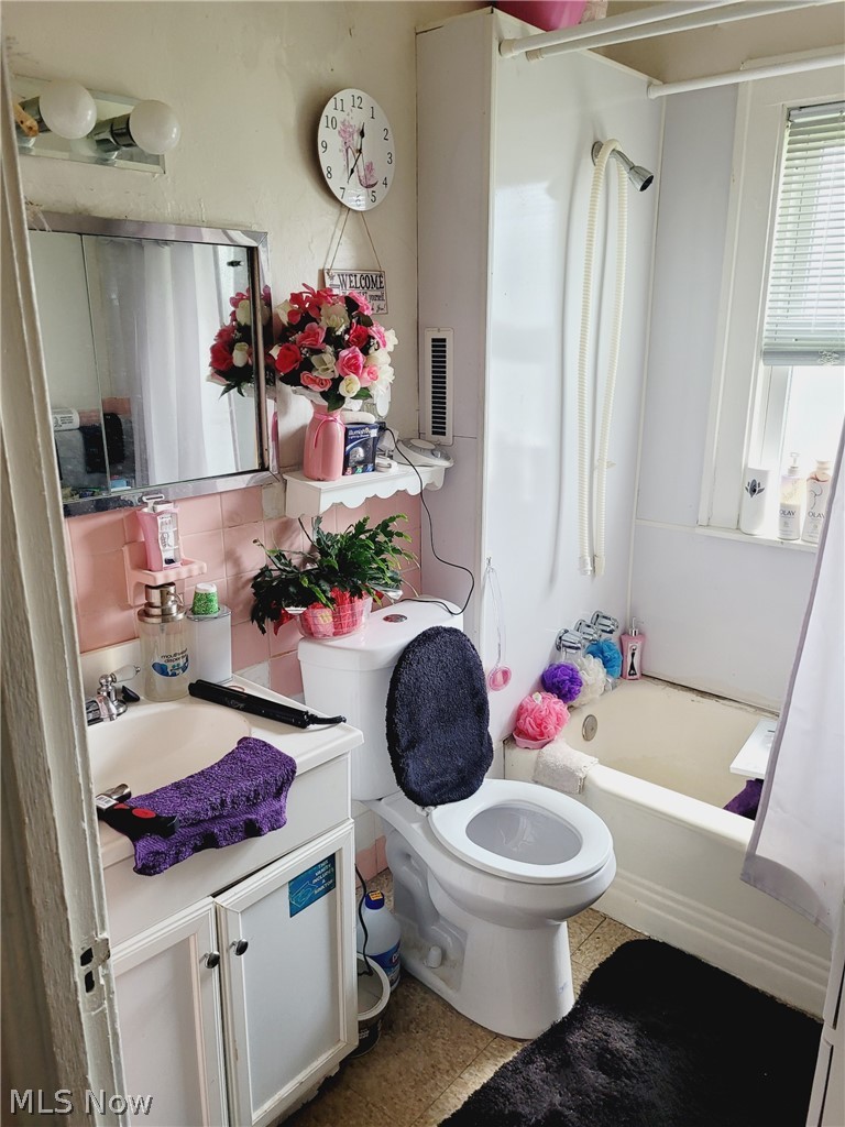 1855 Grantham Road Cleveland, OH 44112 - Photo 4 of 22