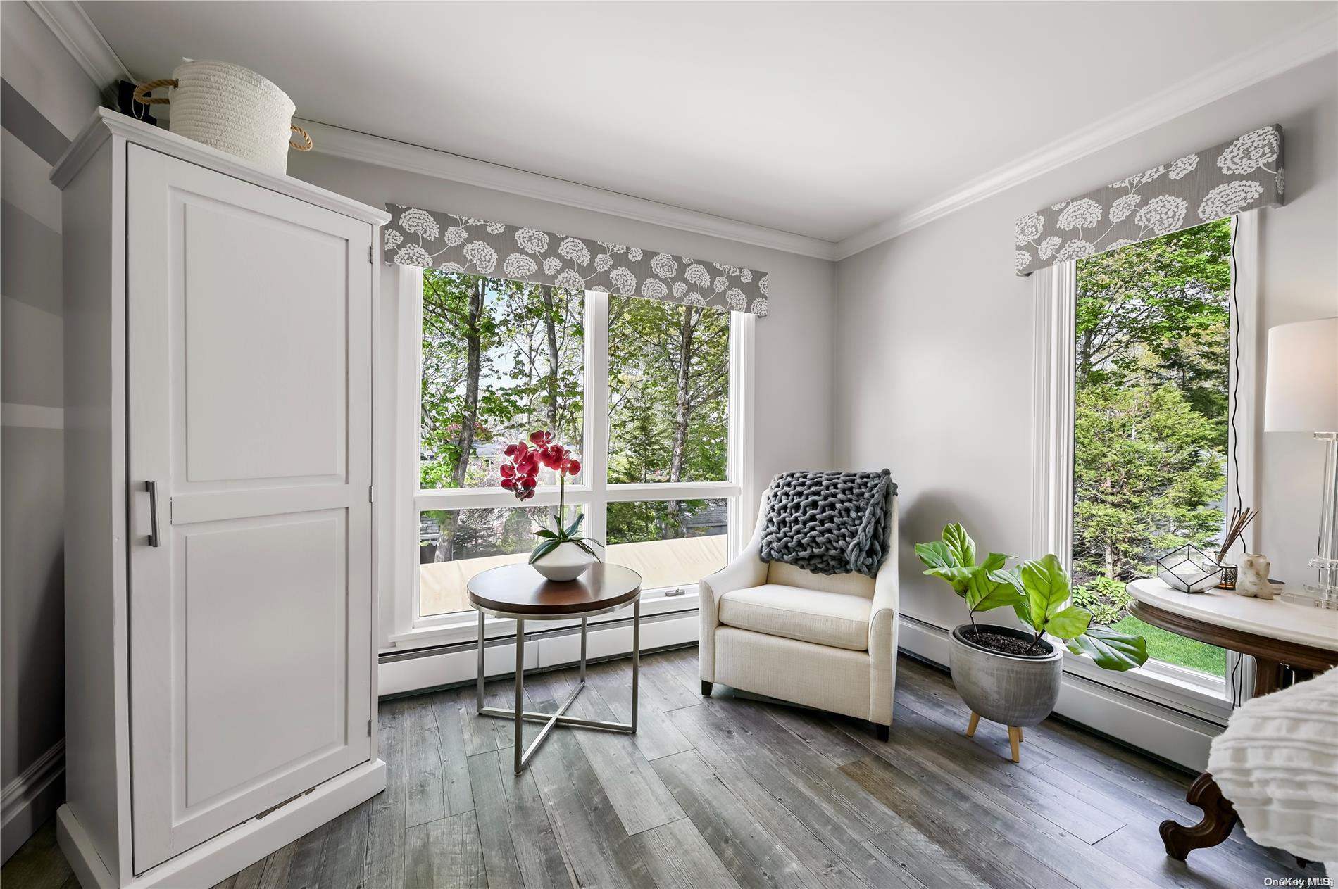 355 Windjammer Drive Southold, NY 11971 - Photo 13 of 21 a living room with furniture and a potted plant