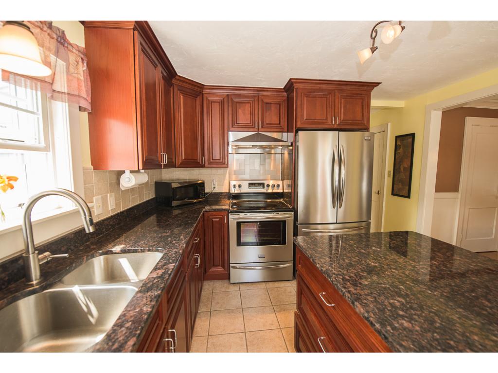 193 Bodwell Road Manchester, NH 03109 - Photo 5 of 31