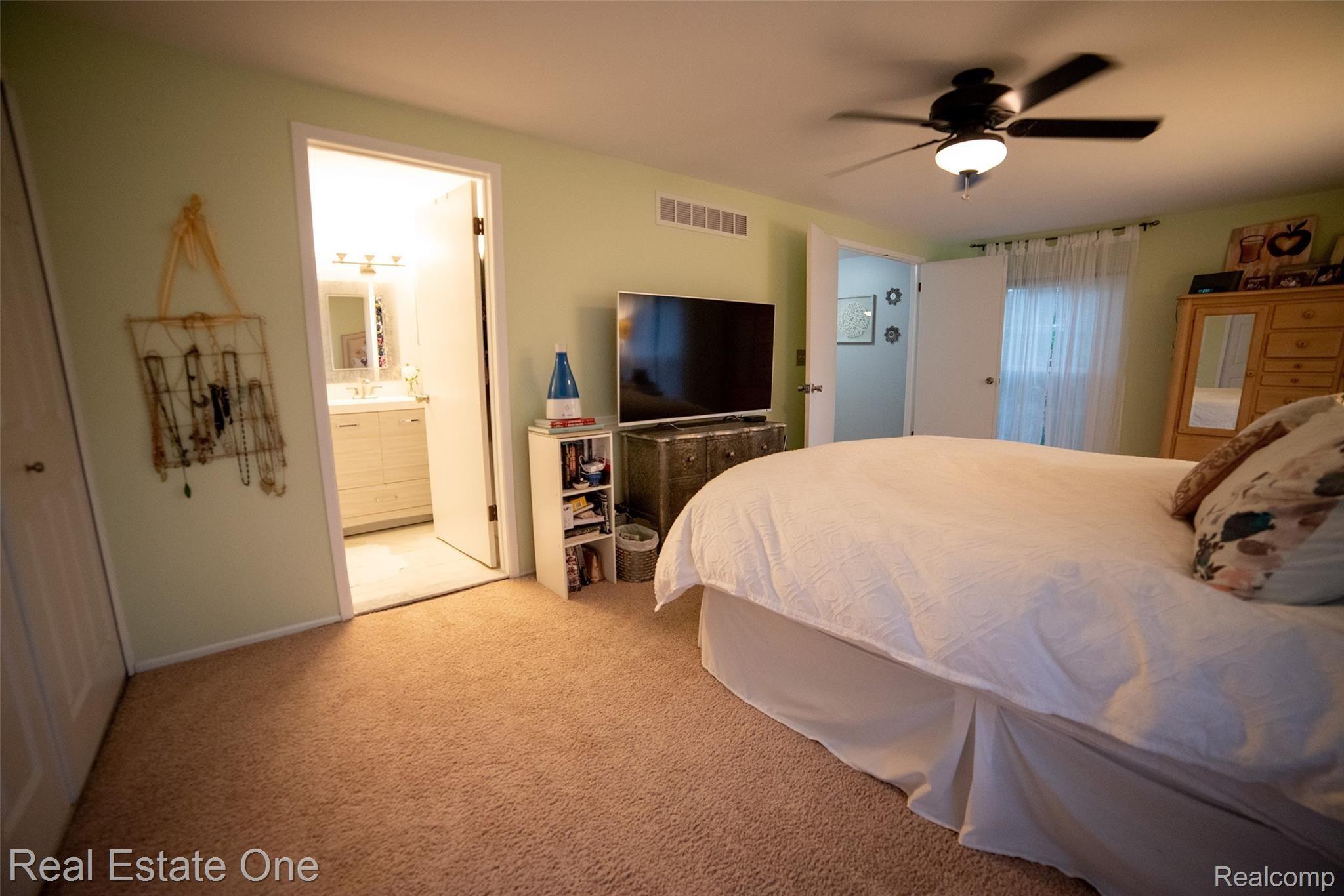 1449 Lantern Lane Rochester, MI 48306 - Photo 29 of 38 1449 Lantern Lane-26.jpg