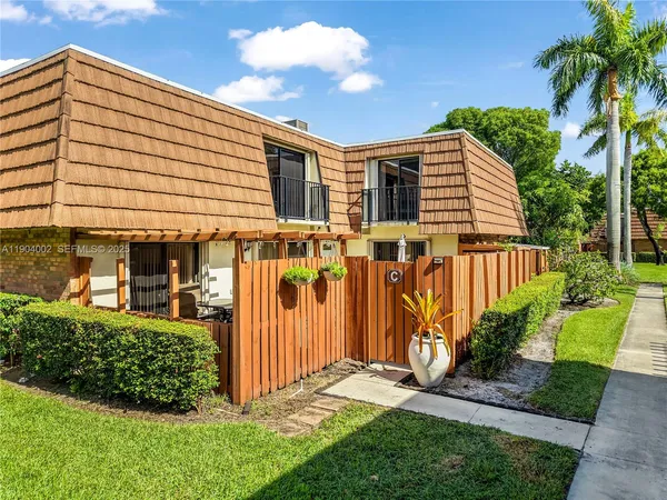 a view of a house with backyard and plants