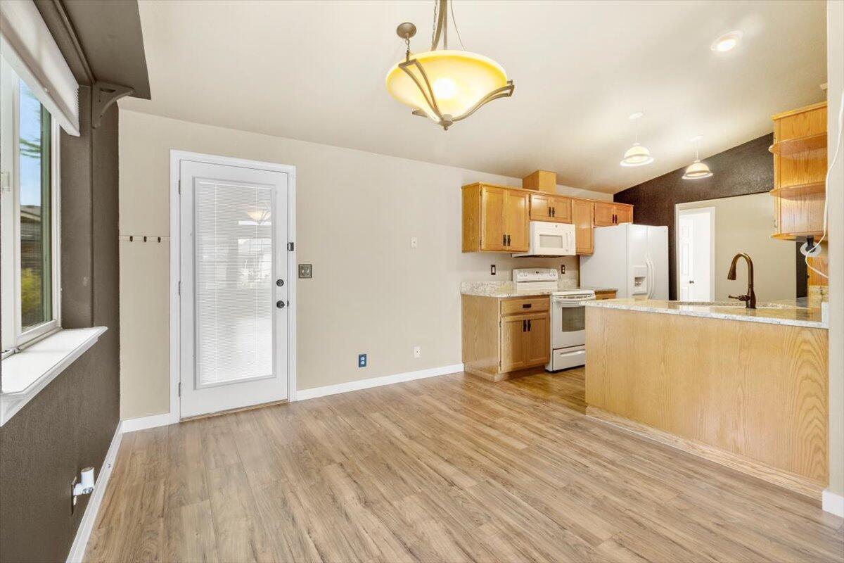 643 Southwest Leonard Street Grants Pass, OR 97526 - Photo 13 of 35 12 Dining Room w Kitchen