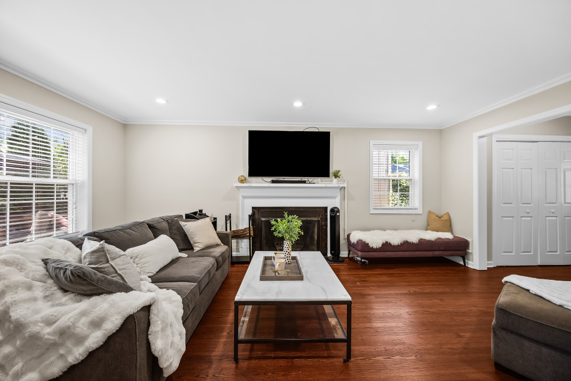 2314 Simpson Street Evanston, IL 60201 - Photo 4 of 37