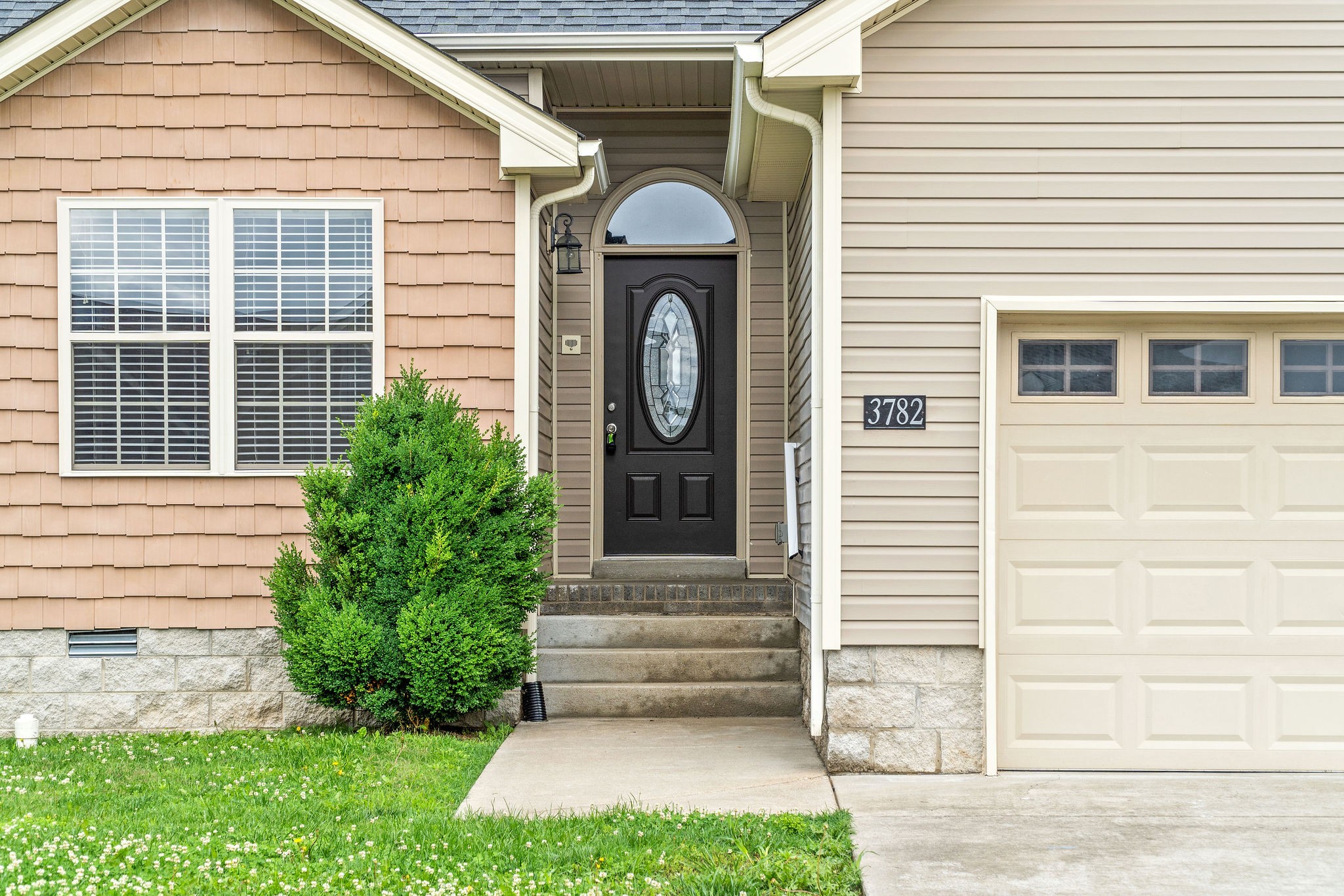 3782 Suiter Road Clarksville, TN 37040 - Photo 4 of 32 a front view of a house with garden