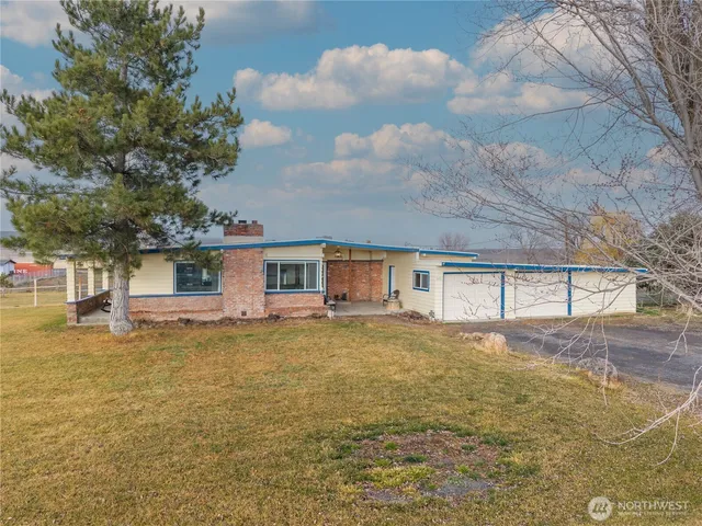a view of a house with a yard and garage