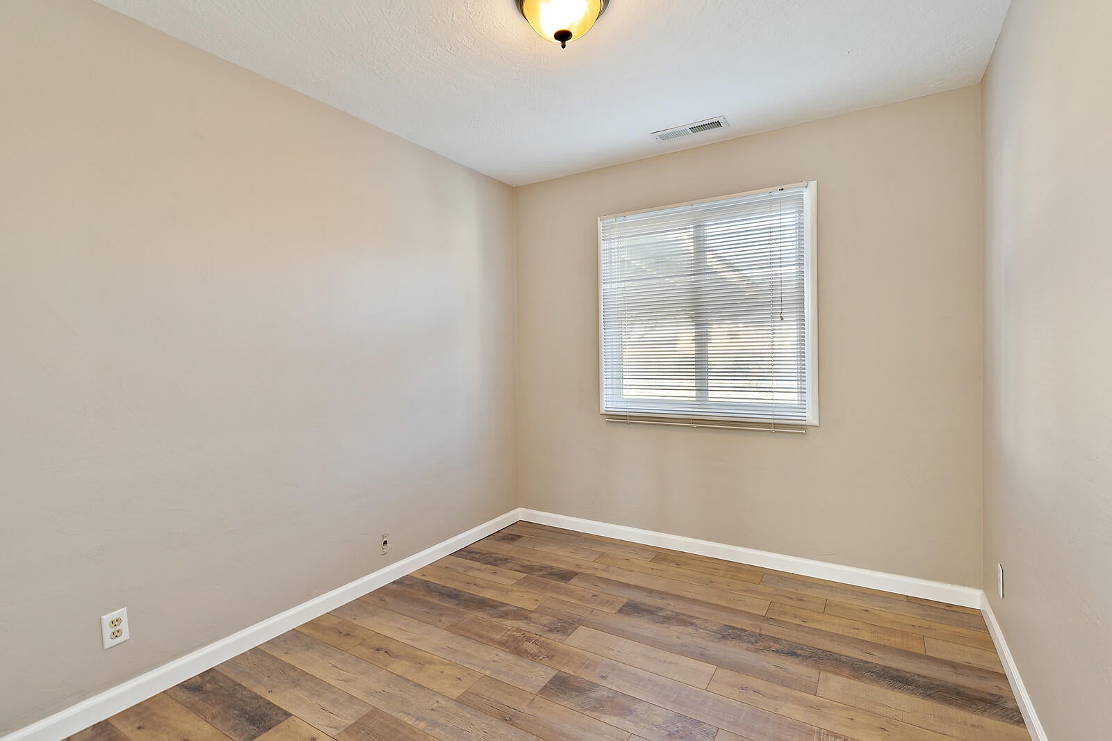 725 Chestnut Street Central Point, OR 97502 - Photo 17 of 26 25_CS2_25_mls