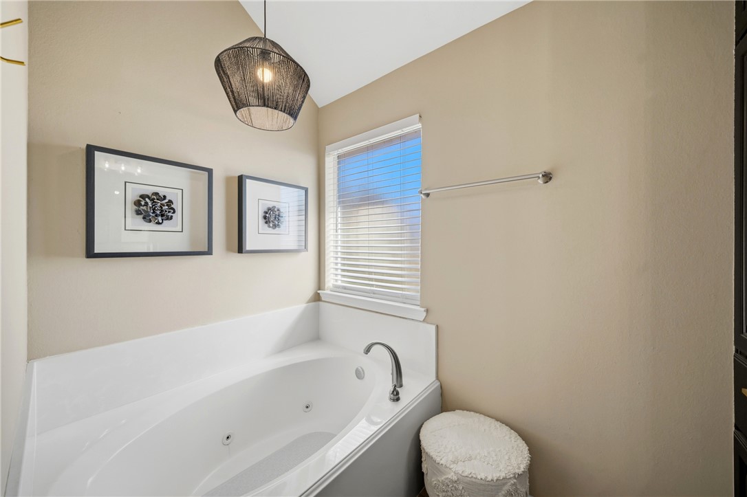 214 Apache Drive Franklin, TX 77856 - Photo 19 of 32 a bathroom with a toilet a sink and bathtub