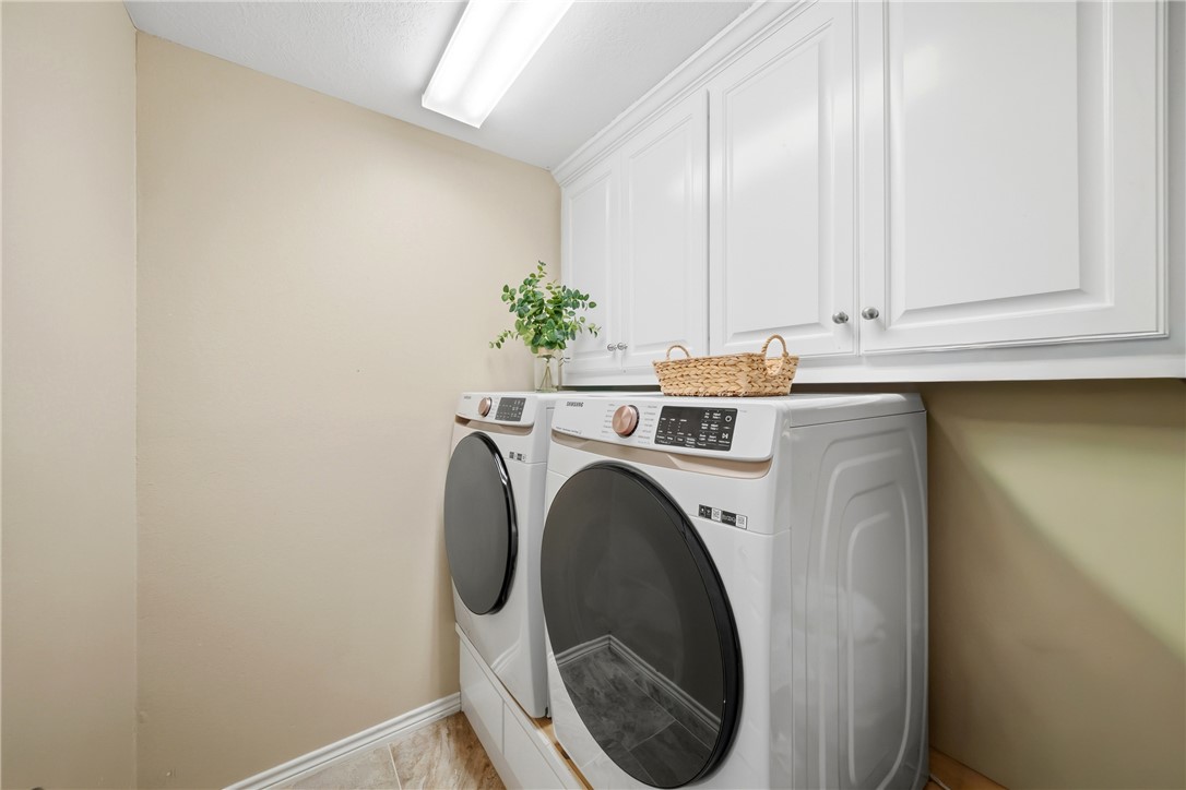 214 Apache Drive Franklin, TX 77856 - Photo 22 of 32 a utility room with dryer and washer