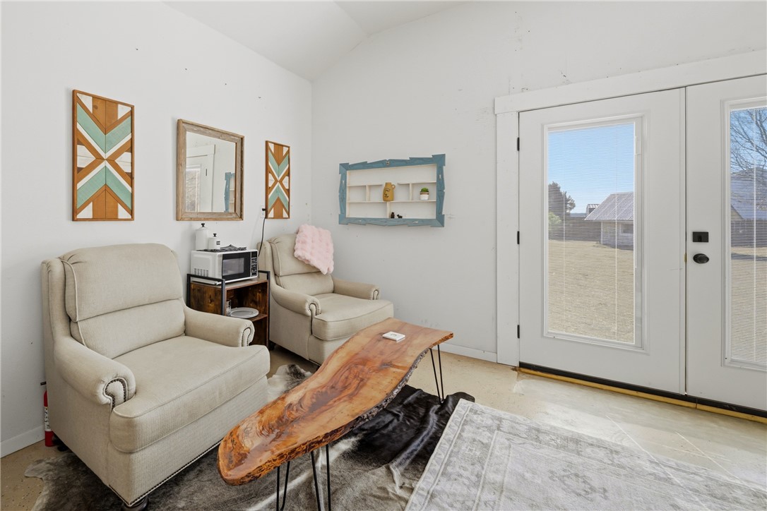 214 Apache Drive Franklin, TX 77856 - Photo 30 of 32 a living room with furniture and a window