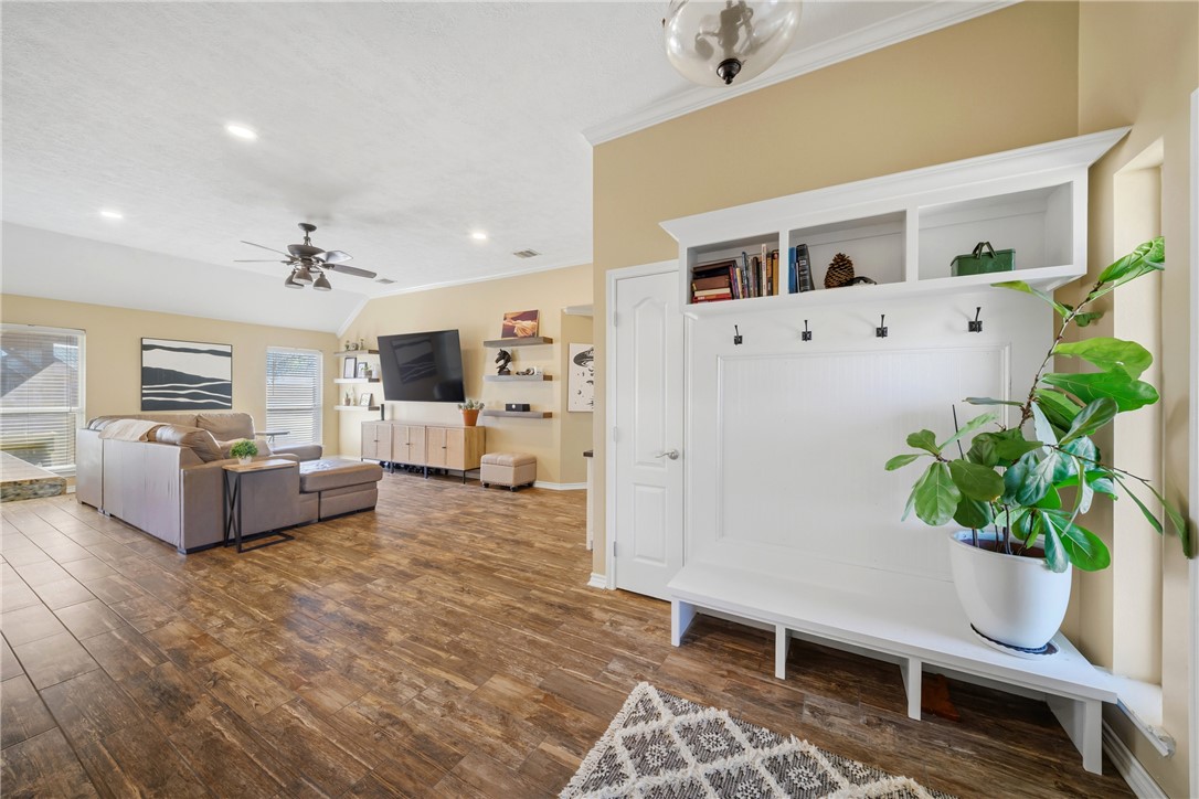 214 Apache Drive Franklin, TX 77856 - Photo 7 of 32 a living room with furniture and flowers