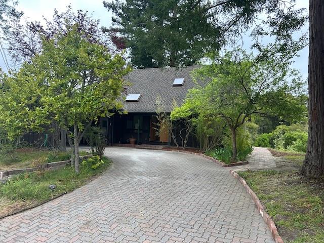 a view of a back yard