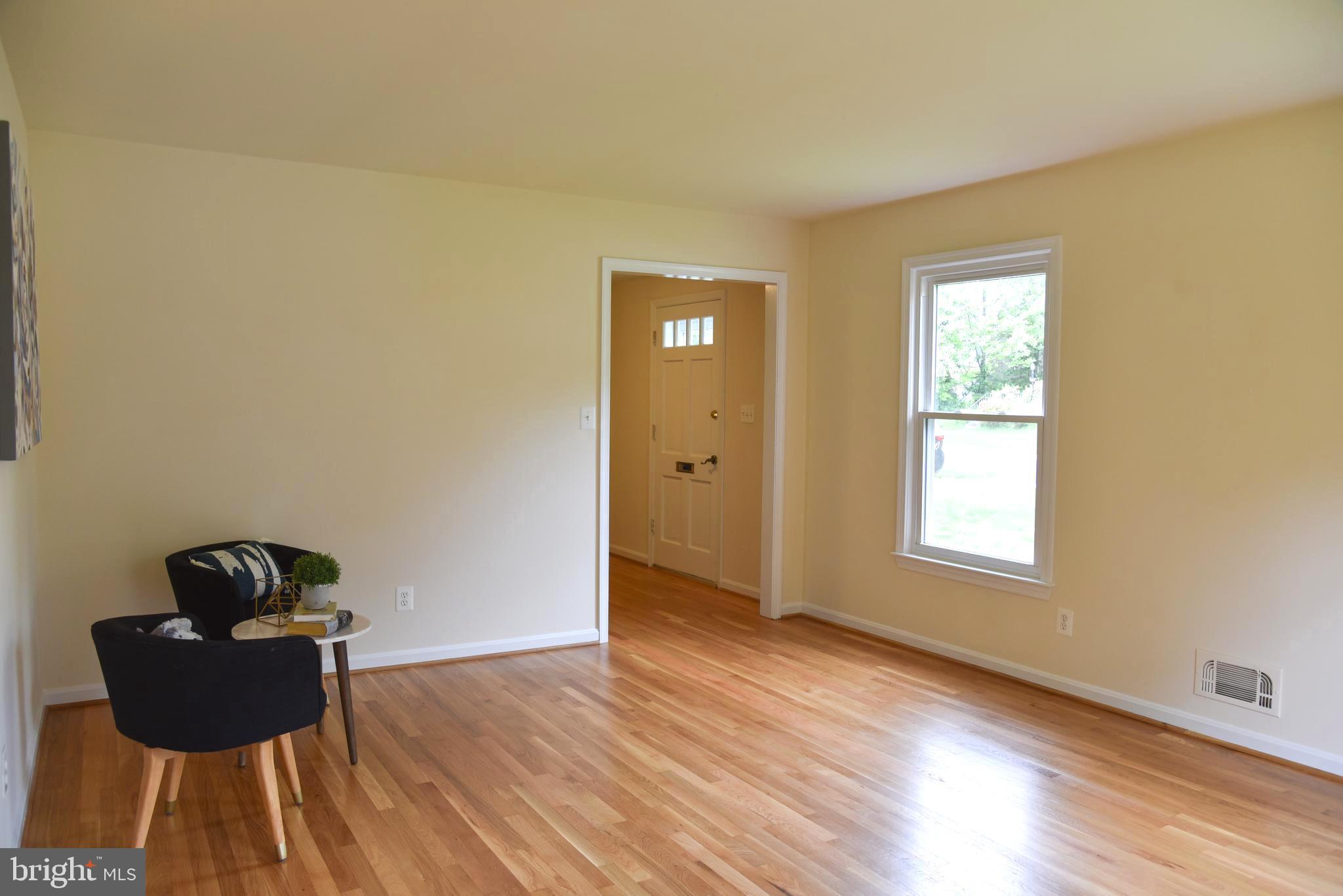 8404 Jeb Stuart Road Potomac, MD 20854 - Photo 6 of 28 Living Room