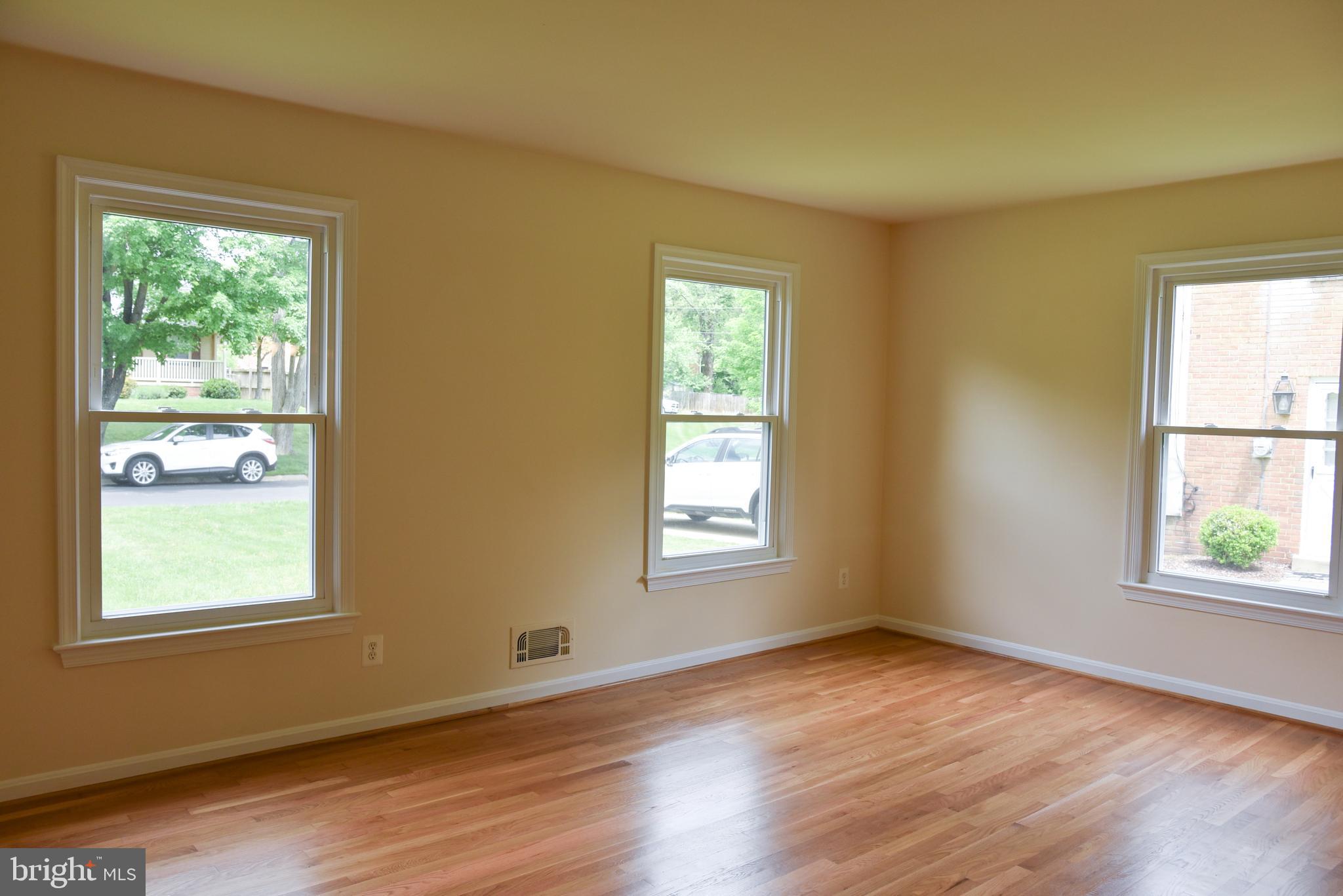 8404 Jeb Stuart Road Potomac, MD 20854 - Photo 7 of 28 Living Room
