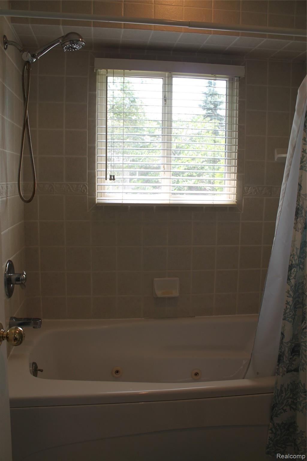2670 East Wardlow Road Highland, MI 48356 - Photo 23 of 99 Master bath with jetted soaker tub