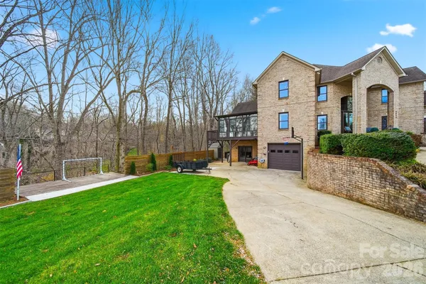 $849,000 | 4624 9th Street Northeast, Hickory, NC 28601