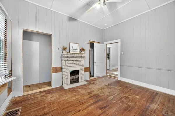 a view of livingroom with furniture and entryway
