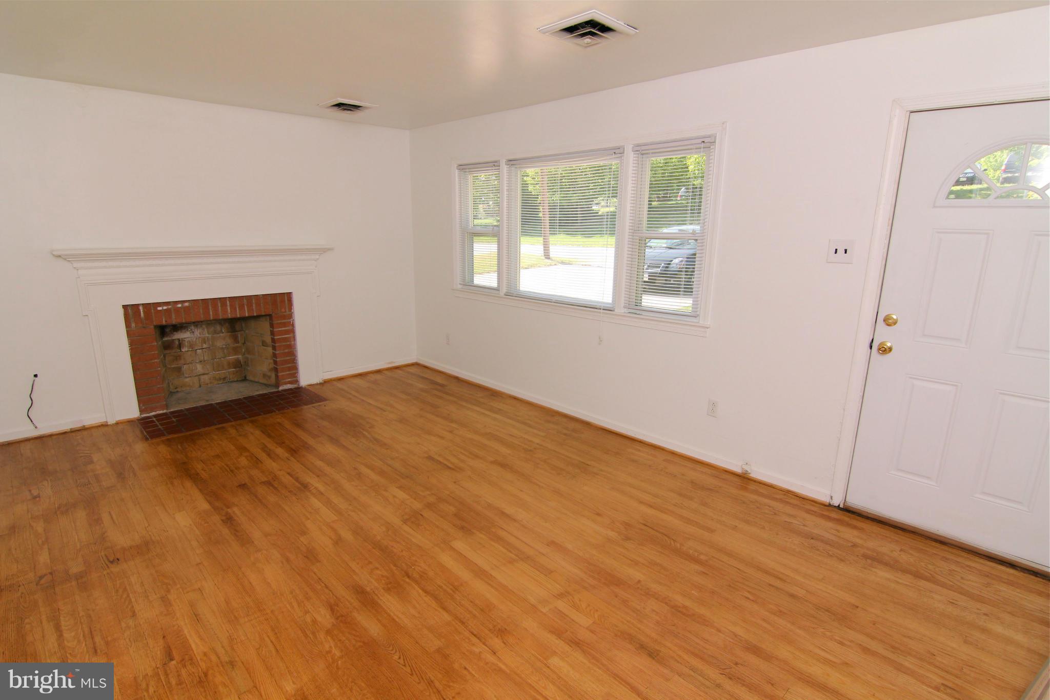 1508 Featherstone Road Woodbridge, VA 22191 - Photo 2 of 22 Living Room