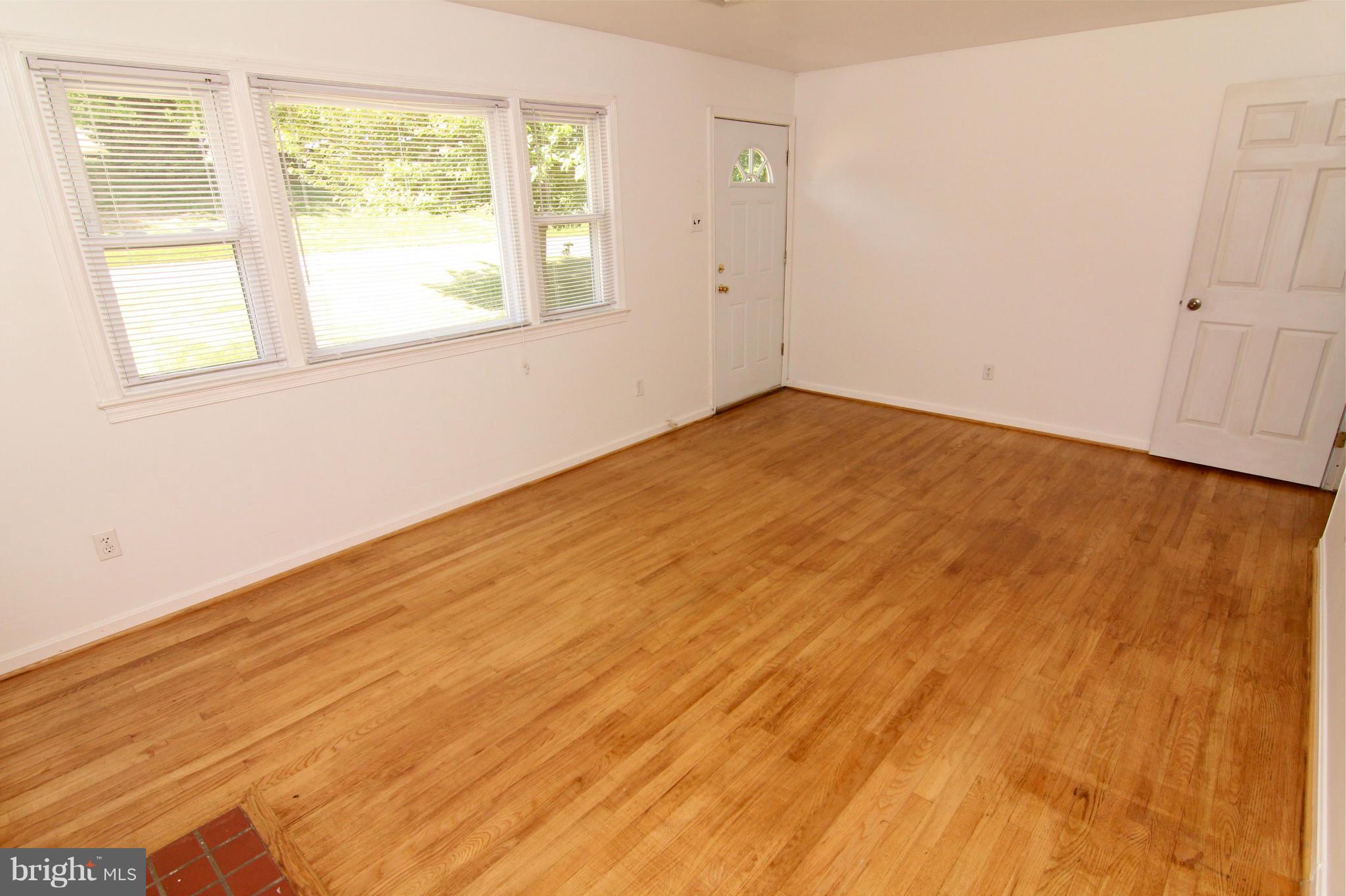 1508 Featherstone Road Woodbridge, VA 22191 - Photo 3 of 22 Living Room