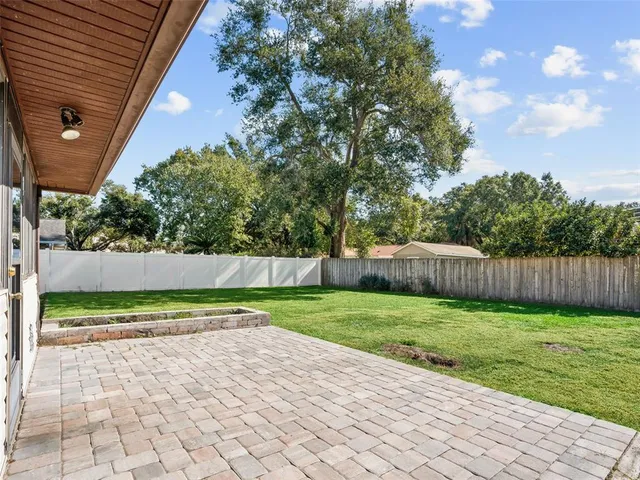 a view of a back yard