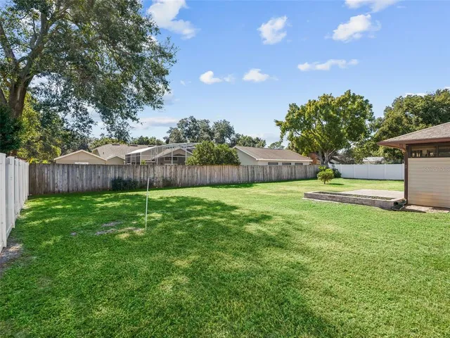 a view of a back yard