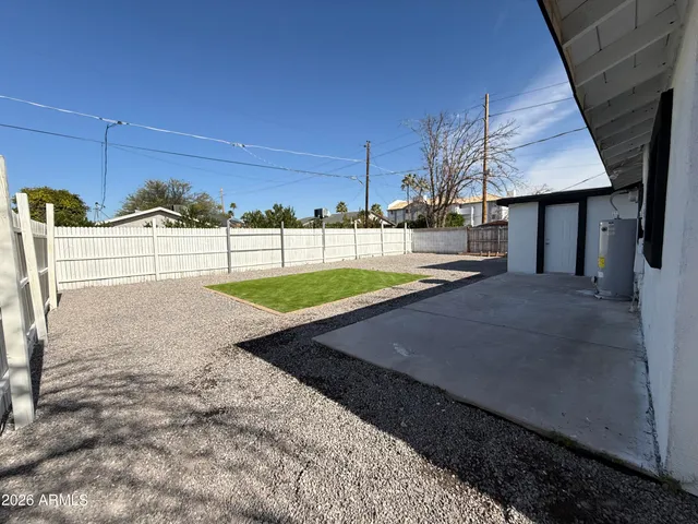 a view of a backyard