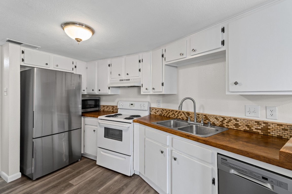 1713 Cinnamon Path, Unit B Austin, TX 78704 - Photo 4 of 32 a kitchen with cabinets stainless steel appliances and a counter space