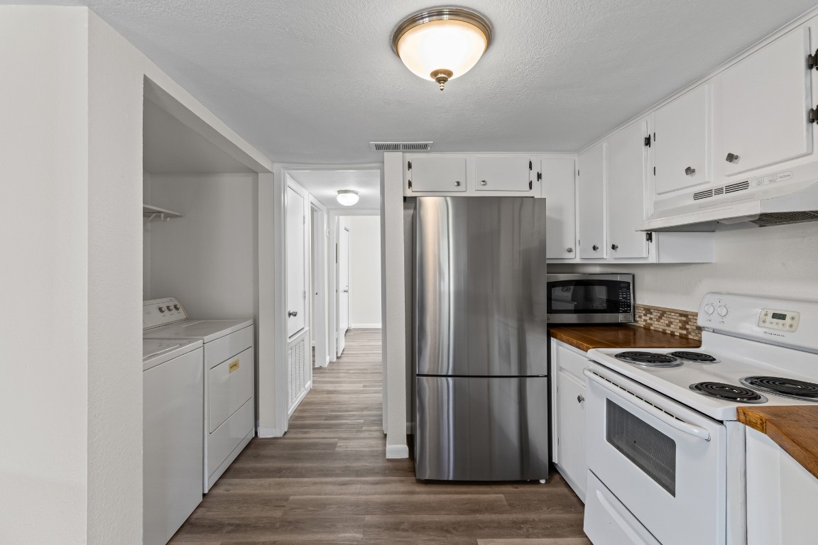 1713 Cinnamon Path, Unit B Austin, TX 78704 - Photo 5 of 32 a kitchen with cabinets and stainless steel appliances
