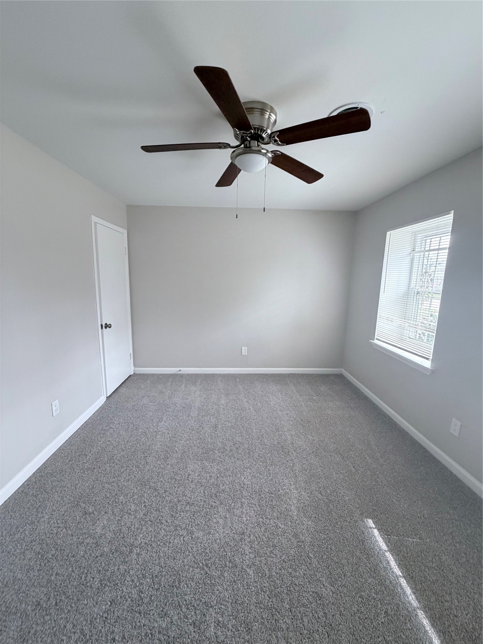 7705 Parker Road Houston, TX 77016 - Photo 15 of 17 an empty room with windows and fan