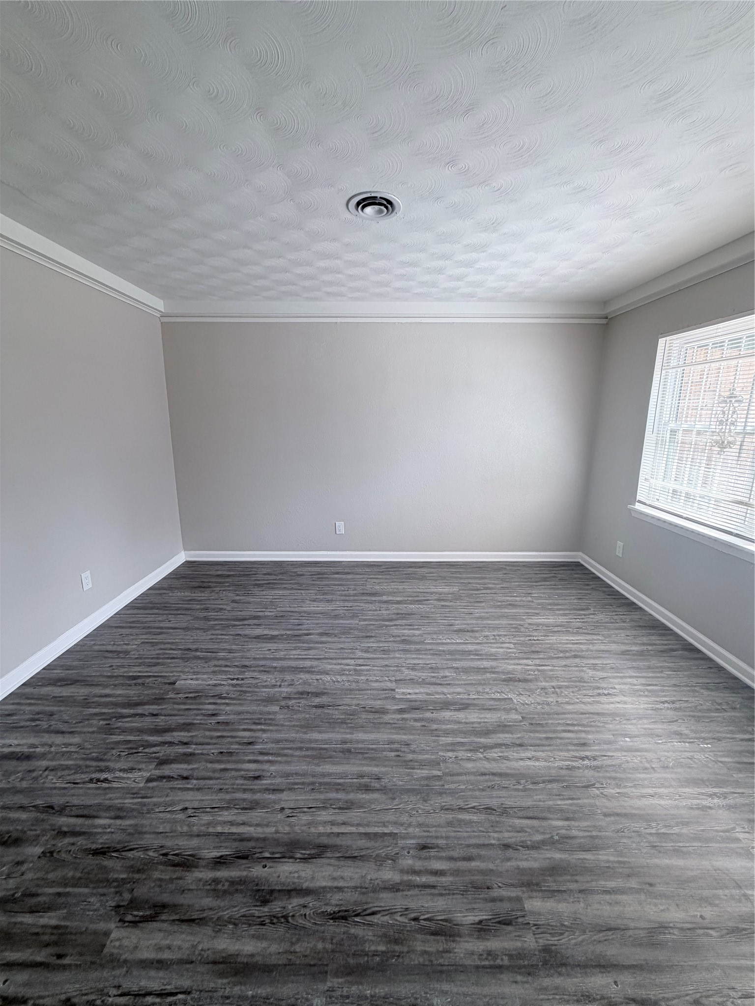 7705 Parker Road Houston, TX 77016 - Photo 5 of 17 a view of room and window