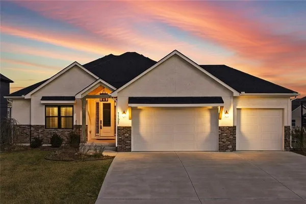 $699,900 | 1121 Southwest Brookside Court, Lee's Summit, MO 64064