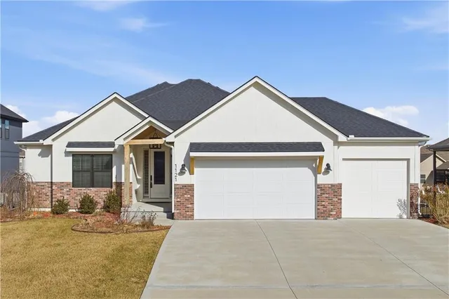 $699,900 | 1121 Southwest Brookside Court, Lee's Summit, MO 64064