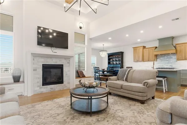 $689,900 | 1121 Southwest Brookside Court, Lee's Summit, MO 64064