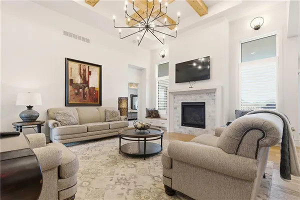 $689,900 | 1121 Southwest Brookside Court, Lee's Summit, MO 64064